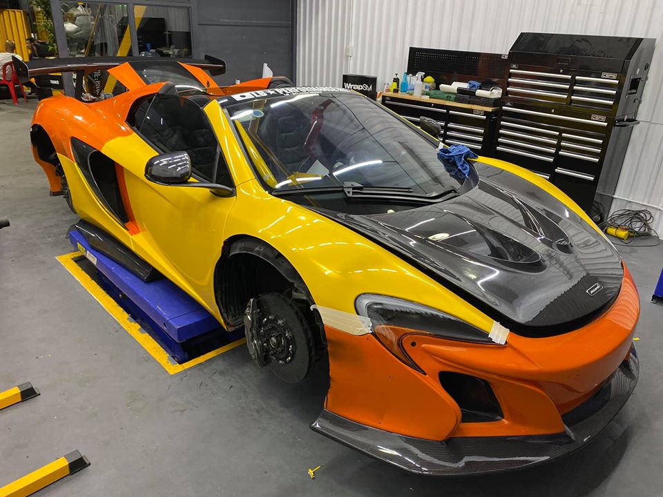 Siêu xe McLaren 650S Spider độ Liberty Walk thứ hai tại Việt Nam trong quá trình thay áo sang vàng Siêu xe McLaren 650S Spider độ Liberty Walk thứ hai tại Việt Nam trong quá trình thay áo sang vàng
