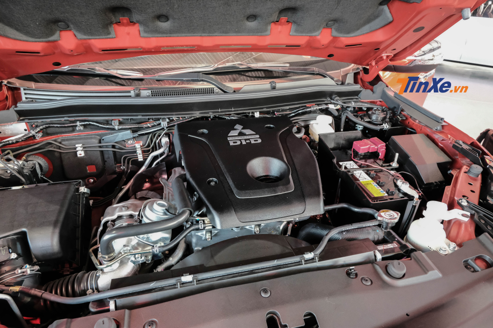 Động cơ của Mitsubishi Triton 2020 vẫn là loại máy dầu Mivec 2.4L giống 2 phiên bản 2019 được ra mắt đầu năm nay