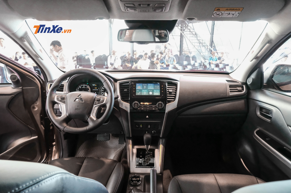 Thiết kế nối thất vẫn giống với phiên bản Mivec 2019 ra mắt đầu năm nay, ghế bọc da, táp-lô ốp nhựa