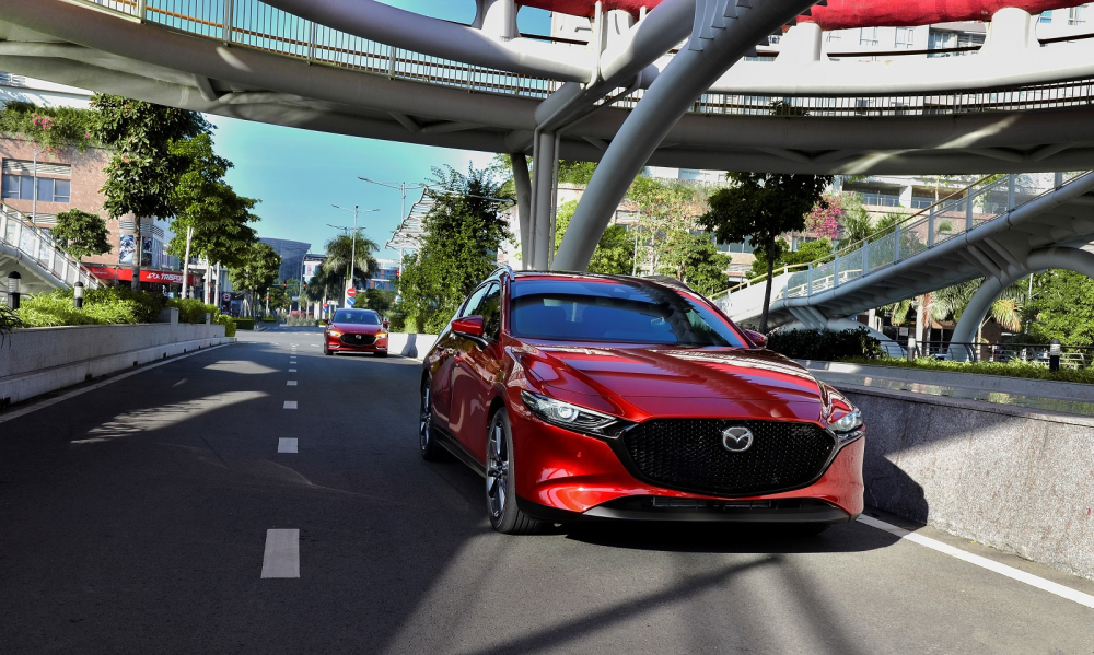 Mức giá 919/ 939 triệu đồng của Mazda3 Premium bị người dùng đánh giá là khó tiếp cận