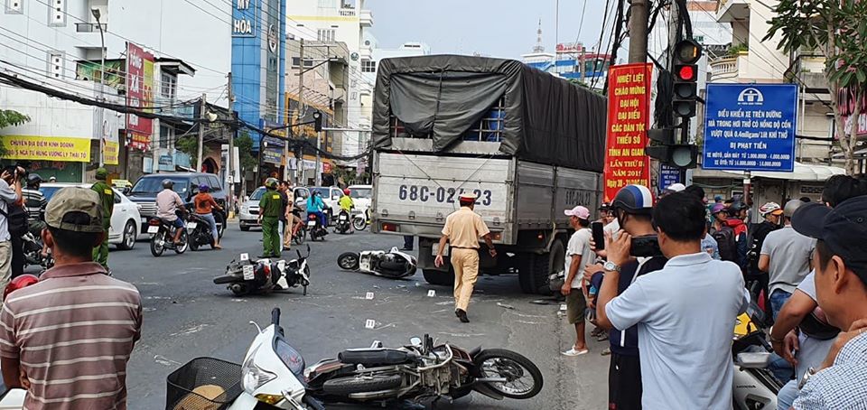 Hiện trường vụ tai nạn tại ngã tư Hiện trường vụ tai nạn tại ngã tư