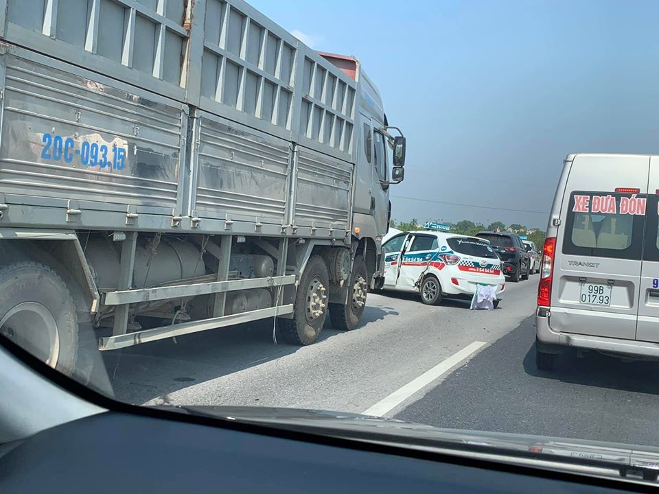 Hiện trường vụ tai nạn trên cao tốc Hà Nội - Thái Nguyên Hiện trường vụ tai nạn trên cao tốc Hà Nội - Thái Nguyên