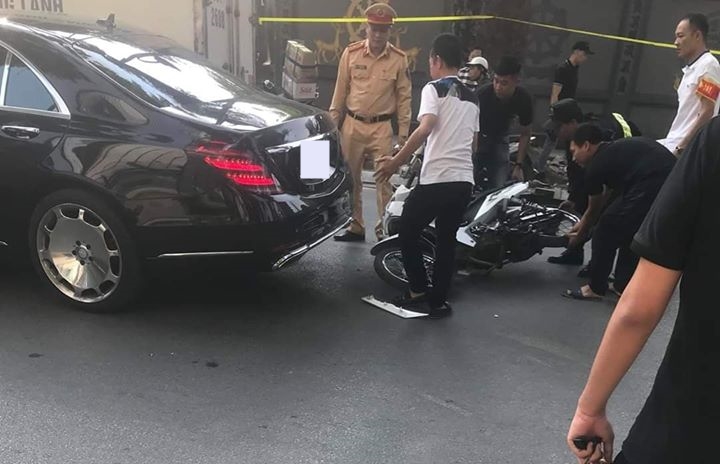Nam thanh niên chạy xe máy tông vào đuôi Mercedes-Benz S-Class Nam thanh niên chạy xe máy tông vào đuôi Mercedes-Benz S-Class