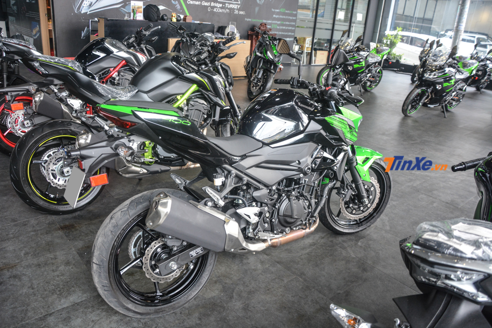 Kawasaki Z400 được trang bị khối động cơ 2 xy lanh, 399 phân khối Kawasaki Z400 được trang bị khối động cơ 2 xy lanh, 399 phân khối