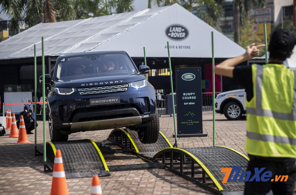 Cầu bập bênh là bài thử nghiệm cho thấy khả năng linh hoạt của Land Rover khi đi qua những đoạn đường xấu, mất độ bám ở một hoặc hai bánh xe. Cầu bập bênh là bài thử nghiệm cho thấy khả năng linh hoạt của Land Rover khi đi qua những đoạn đường xấu, mất độ bám ở một hoặc hai bánh xe.