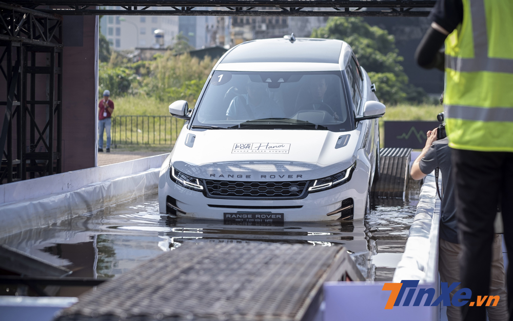 Các mẫu xe của nhà Land Rover đều có khả năng lội nước rất ất tượng. Mức cao nhất có thể đạt được là 900mm. Các mẫu xe của nhà Land Rover đều có khả năng lội nước rất ất tượng. Mức cao nhất có thể đạt được là 900mm.