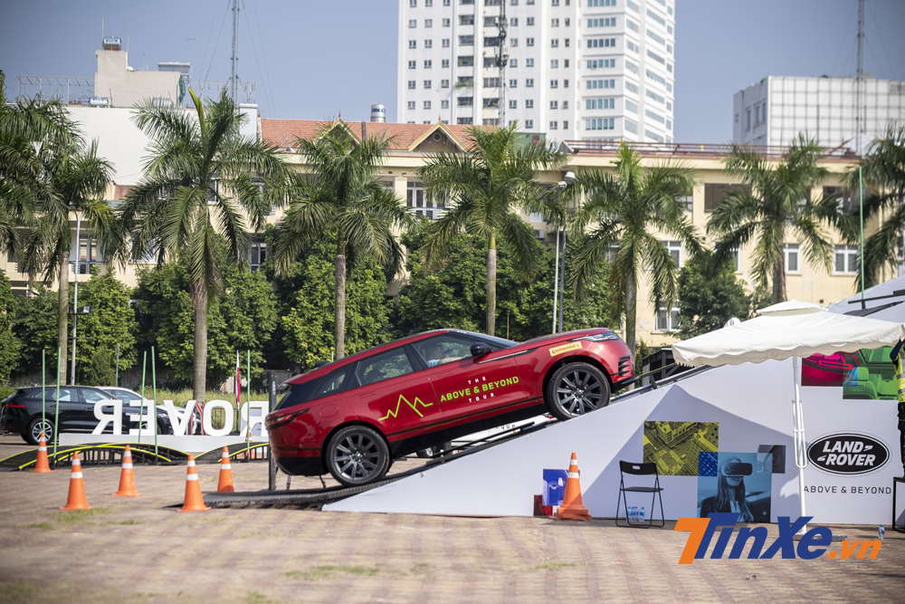 Những chiếc Land Rover dễ dàng vượt qua những bài thử thách về sức mạnh khi dễ dàng vượt dốc nghiêng một cách dễ dàng. Những chiếc Land Rover dễ dàng vượt qua những bài thử thách về sức mạnh khi dễ dàng vượt dốc nghiêng một cách dễ dàng.