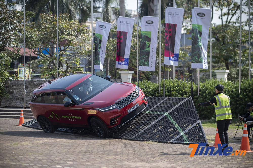 Đi chéo qua dốc nghiêng 25 độ cũng không làm khó được những mẫu SUV hạng sang đến từ Anh Quốc. Đi chéo qua dốc nghiêng 25 độ cũng không làm khó được những mẫu SUV hạng sang đến từ Anh Quốc.