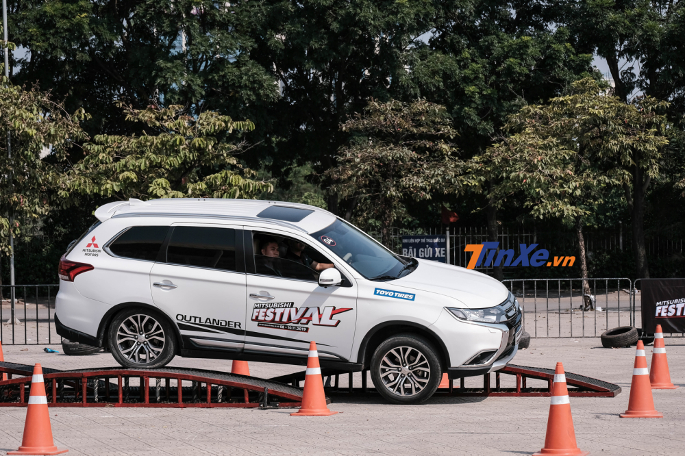 Bài thử nghiệm hệ dẫn động 4 bánh và khóa vi sai (Triton) Bài thử nghiệm hệ dẫn động 4 bánh và khóa vi sai (Triton)
