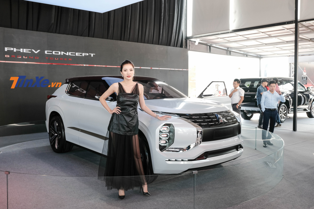 Cùng với đó là mẫu concept Mitsubishi GT-PHEV được coi là hình ảnh xem trước của Outlander thế hệ mới Cùng với đó là mẫu concept Mitsubishi GT-PHEV được coi là hình ảnh xem trước của Outlander thế hệ mới