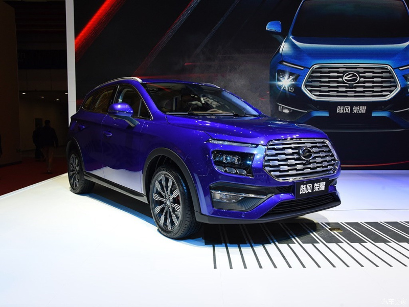 Landwind Rongyao có diện mạo tương đối đẹp mắt với một lưới tản nhiệt lục giác sáng bóng phía trước. Hai bên đầu xe có đầy đủ đèn sương mù, đèn pha, đèn báo rẽ. Landwind Rongyao có diện mạo tương đối đẹp mắt với một lưới tản nhiệt lục giác sáng bóng phía trước. Hai bên đầu xe có đầy đủ đèn sương mù, đèn pha, đèn báo rẽ.