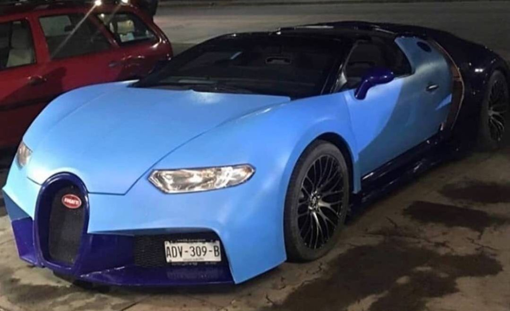 Góc nhìn phía trước của chiếc Bugatti Chiron nhái Góc nhìn phía trước của chiếc Bugatti Chiron nhái