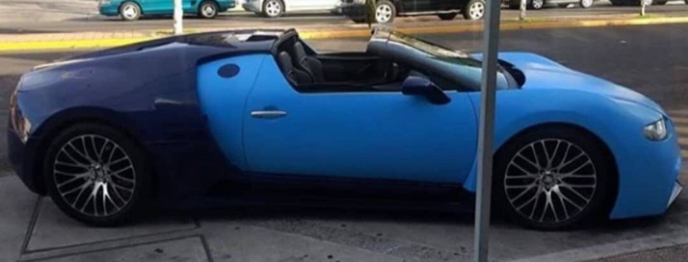 Góc nhìn phía sườn của chiếc Bugatti Chiron nhái Góc nhìn phía sườn của chiếc Bugatti Chiron nhái
