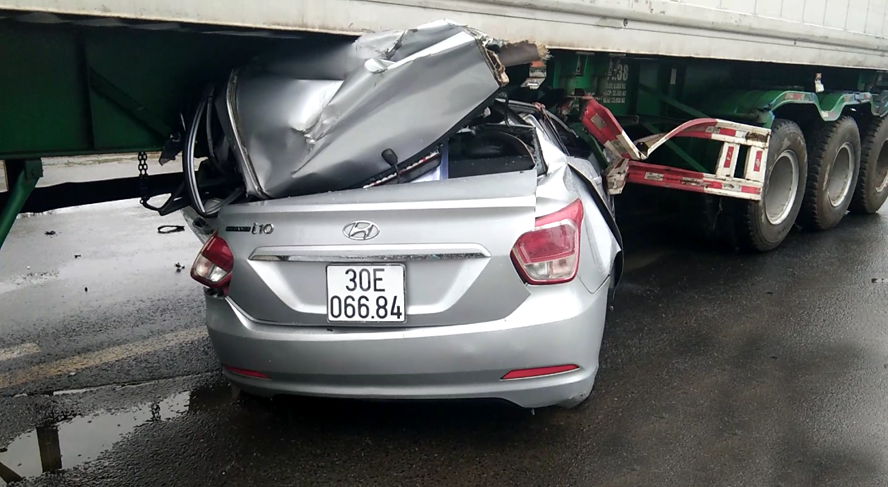 Chiếc ô tô Hyundai Grand i10 biến dạng hoàn toàn sau vụ tai nạn Chiếc ô tô Hyundai Grand i10 biến dạng hoàn toàn sau vụ tai nạn