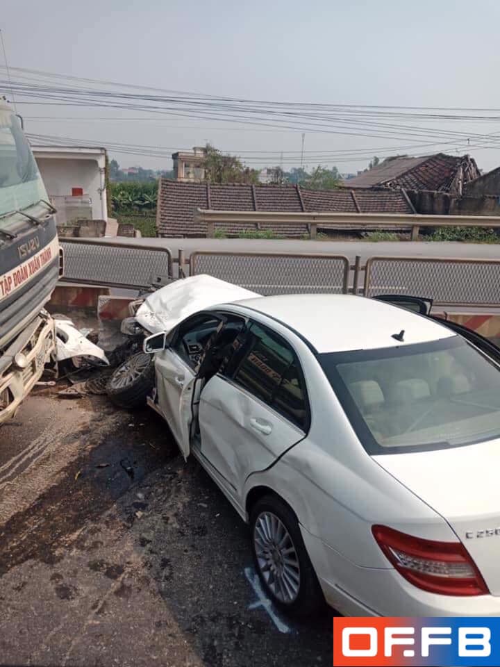 Chiếc Mercedes-Benz C250 bị hỏng khá nặng Chiếc Mercedes-Benz C250 bị hỏng khá nặng