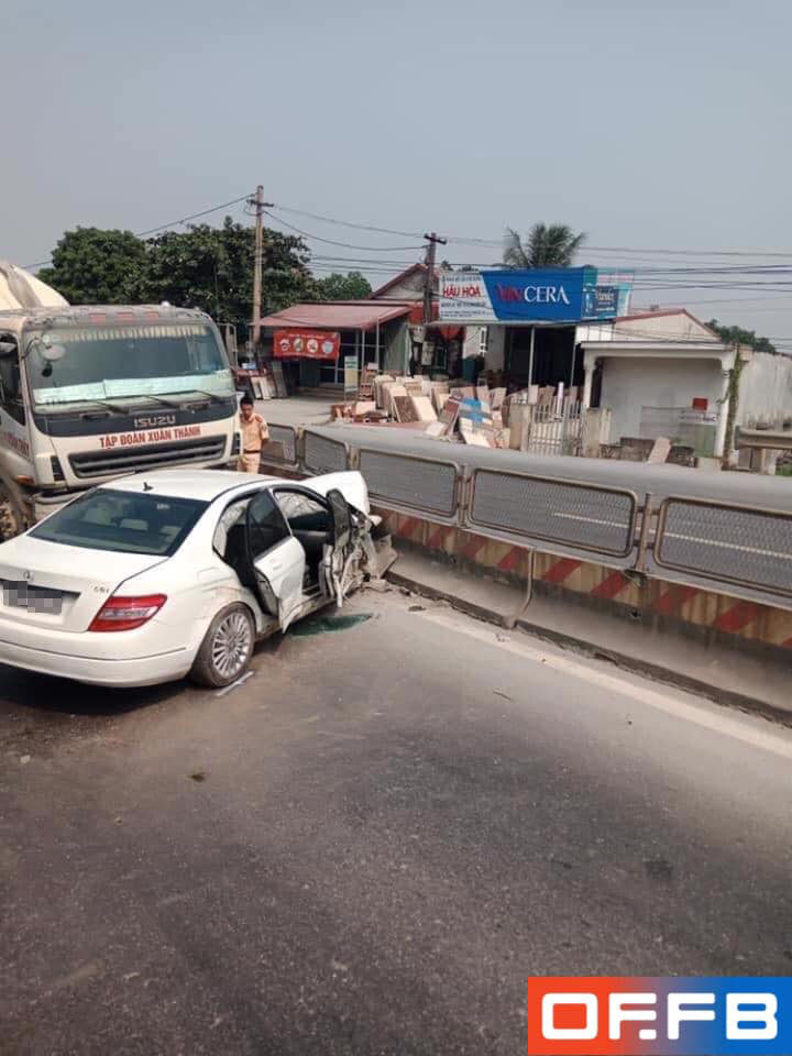 Chiếc Mercedes-Benz C250 nằm xoay ngang ra đường, chắn trước đầu xe bồn Chiếc Mercedes-Benz C250 nằm xoay ngang ra đường, chắn trước đầu xe bồn