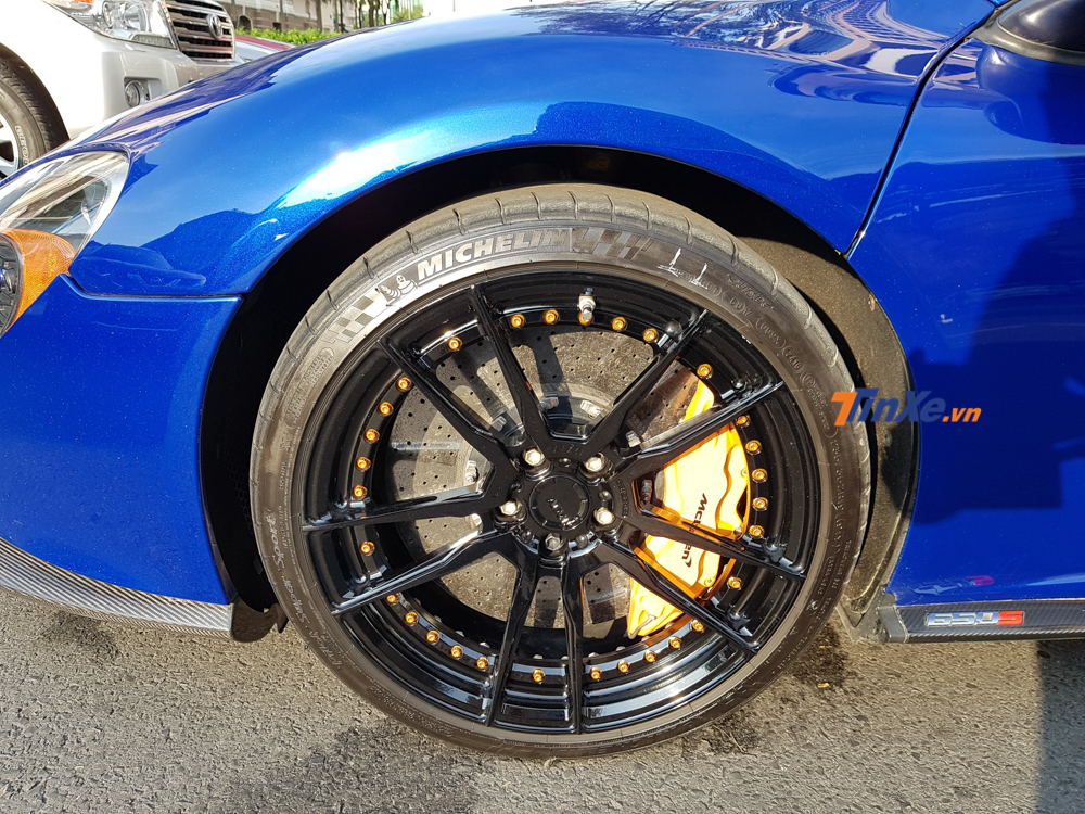 Trong lần quay trở vào Nam này, siêu xe McLaren 650S Spider màu xanh Aurora Blue độc nhất Việt Nam có một chi tiết gây sự chú ý chính là cặp mâm hàng hiệu của ADV.1