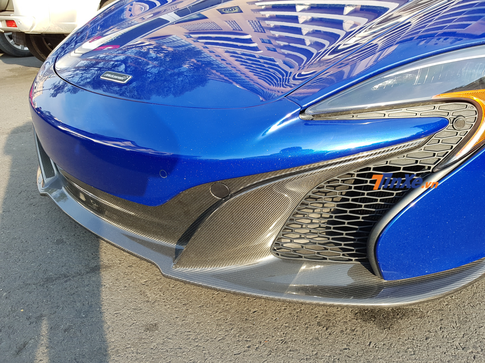 chiếc siêu xe McLaren 650S Spider này còn có nhiều chi tiết bằng sợi carbon bóng tạo điểm nhấn ở thiết kế và đồng thời giúp trọng lượng xe giảm cân đáng kể