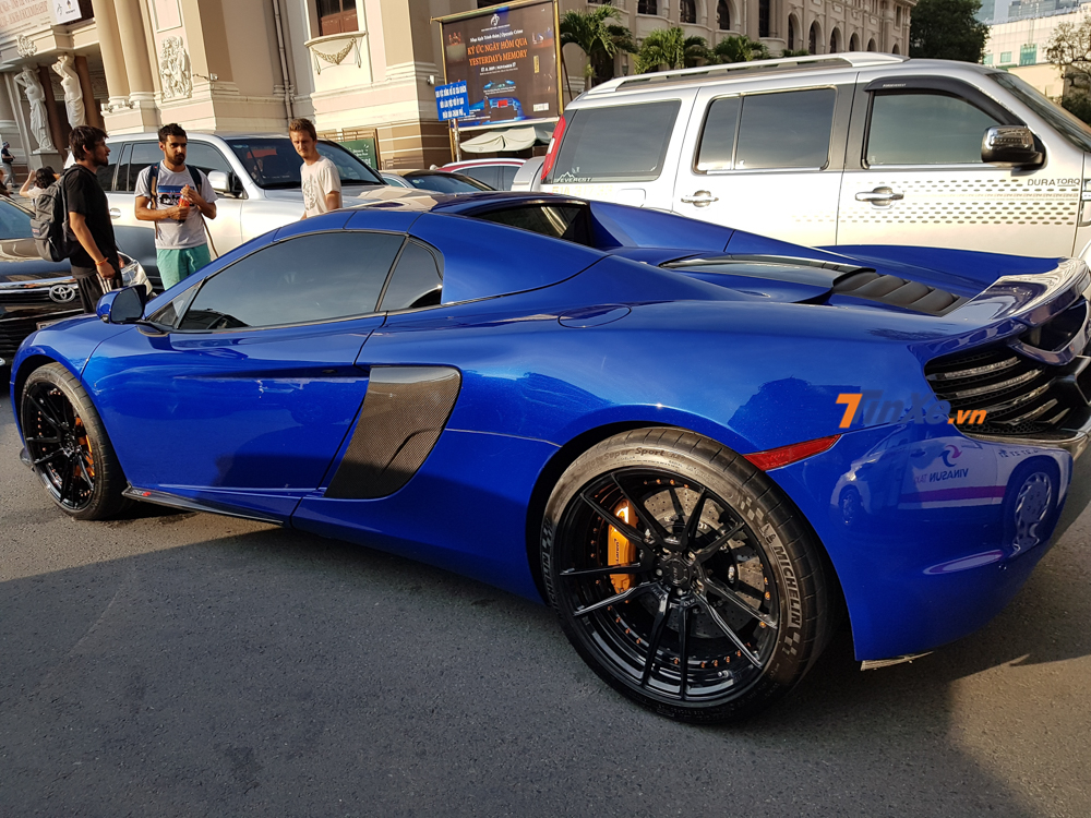siêu xe McLaren 650S Spider màu xanh Aurora Blue có một không hai tại Việt Nam đã được Minh Nhựa mang về garage để chung sống cùng Lamborghini Aventador LP750-4 SV