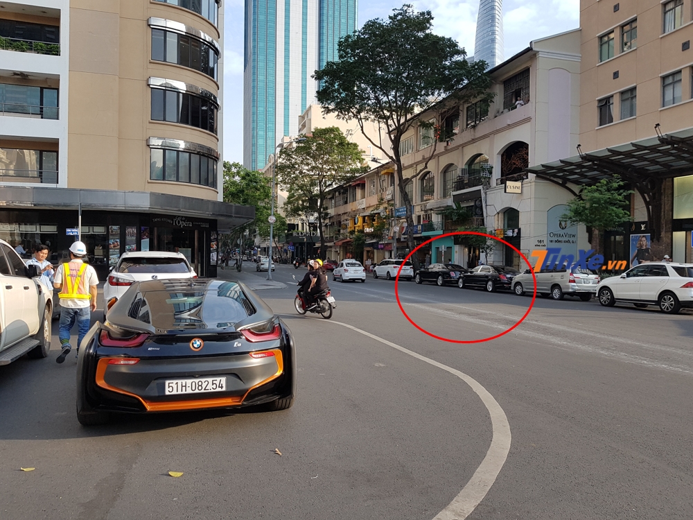 Chiếc BMW i8 này đỗ ngoài cùng đoàn xe đậu tại nhà hát Thành phố Hồ Chí Minh. Nhìn phía xa chúng ta có thể thấy còn có cặp đôi xe siêu sang Bentley Mulsanne và Mercedes-Maybach S400 của nhà chồng Tăng Thanh Hà.