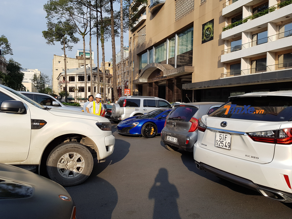 Trong đó, không ít tài xế cho xe vào vị trí đỗ cạnh những chiếc siêu xe này phải lo âu vì sợ va quẹt