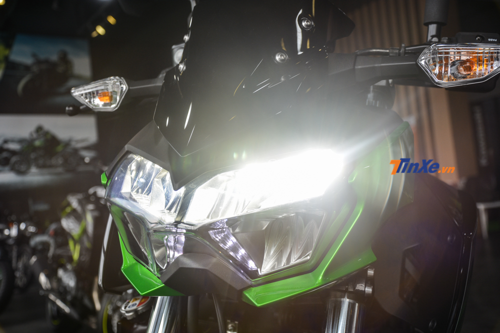 Cận cảnh đèn pha LED thiết kế 2 tầng có trên Kawasaki Z400 2019 