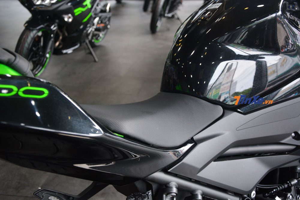 Chiều cao yên xe tính từ mặt đất của Kawasaki Z400 2019 là 785 mm, phù hợp với những người có chiều cao khoảng 1m70
