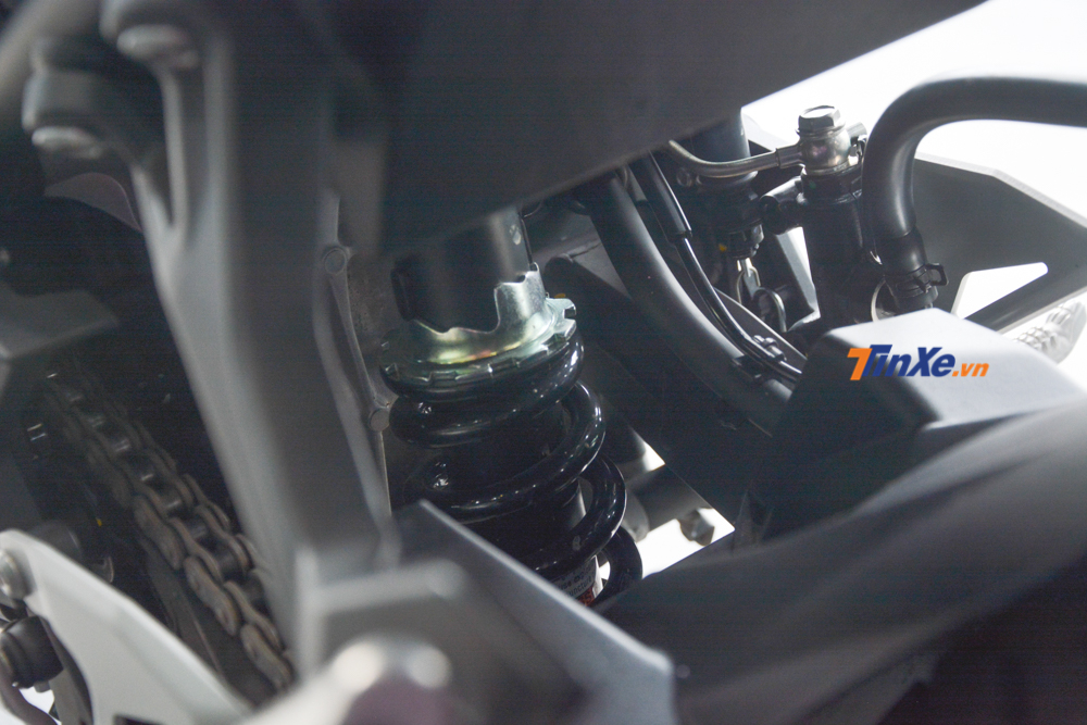  Phuộc sau monoshock dạng Bottom-Link Uni-Trak với khả năng tùy chỉnh tải 