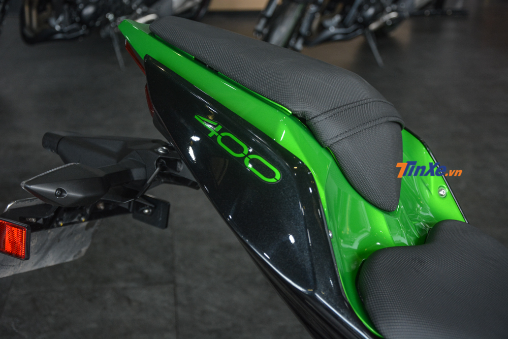 Chiếc naked bike cỡ nhỏ Kawasaki Z400 2019 trong bài có màu xanh lá-đen