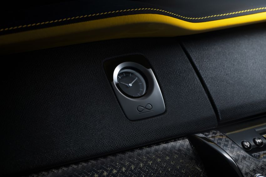 Nội thất phối 2 màu đen - vàng của Rolls-Royce Cullinan Black Badge