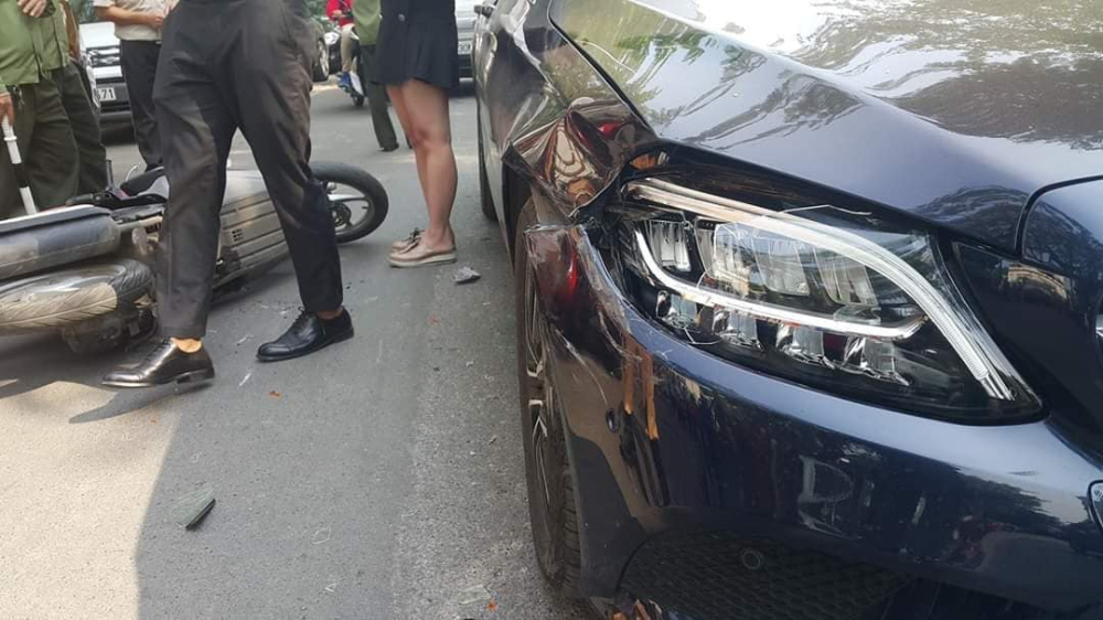 Cụm đèn pha bên phải của chiếc Mercedes-Benz bị vỡ
