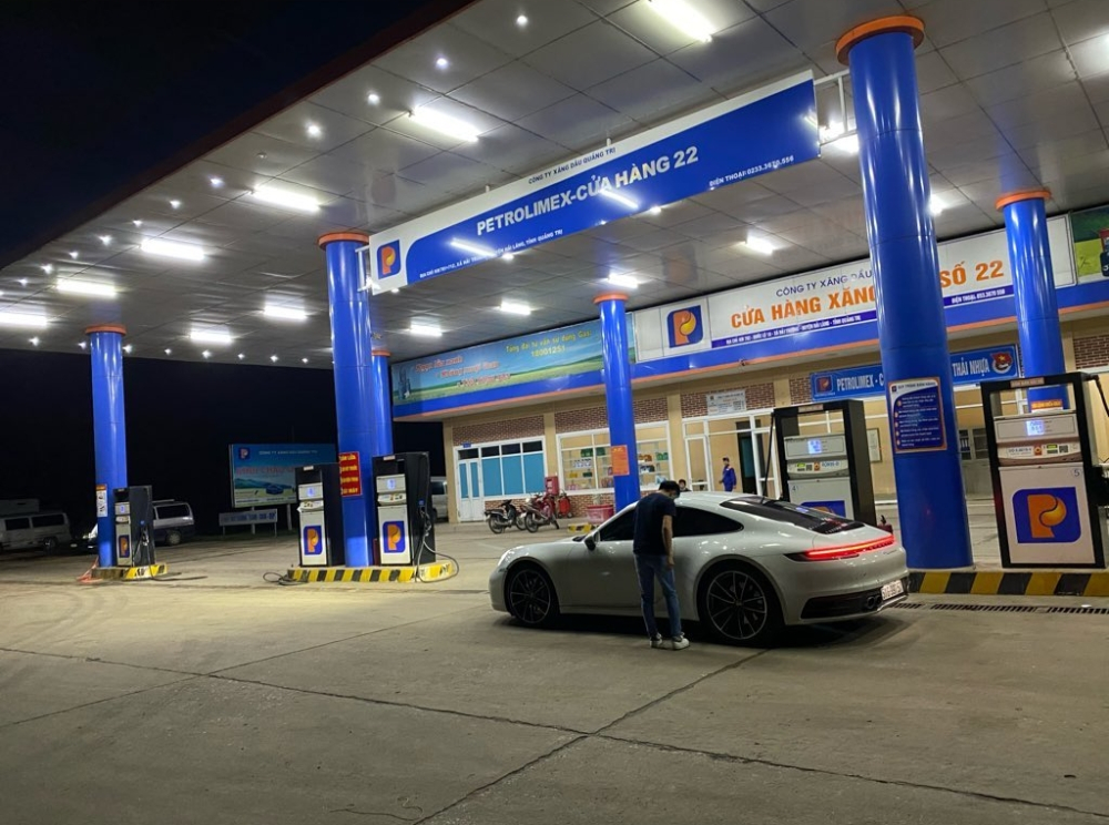 Cường Cường Đô-la đổ xăng cho Porsche 911 Carrera S 2020 tại một cây xăng ở Quảng Trị
