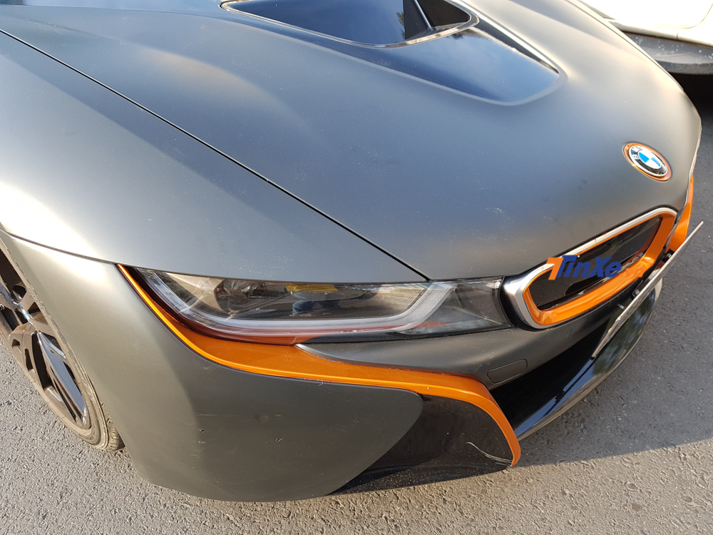 B&ecirc;n cạnh bộ &aacute;o Batman, chiếc xe thể thao BMW i8 n&agrave;y c&ograve;n c&oacute; điểm nhấn ch&iacute;nh l&agrave; c&aacute;c sọc đề-can m&agrave;u cam nổi bật