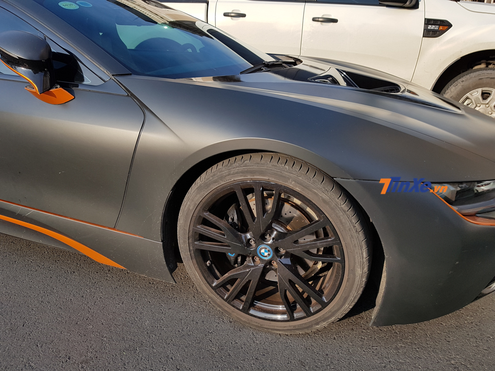 Chiếc xe thể thao BMW i8 n&agrave;y sở hữu bộ m&acirc;m đa chấu k&eacute;p sơn đen với chụp m&acirc;m m&agrave;u xanh nhạt đẹp mắt.