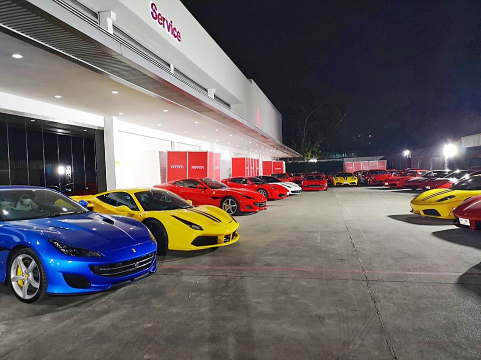 Một rừng siêu xe Ferrari của đại gia Thái đỗ bên ngoài Cavallino Motors Ferrari Thailand