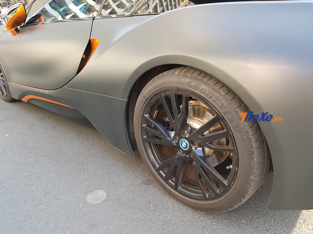 Mẫu xe thể thao BMW i8 m&agrave;u v&agrave;ng-đen biển H&agrave; Nội đang định cư trong Nam c&oacute; thời gian tăng tốc từ vị tr&iacute; xuất ph&aacute;t l&ecirc;n 100km/h chỉ trong khoảng thời gian 4,4 gi&acirc;y