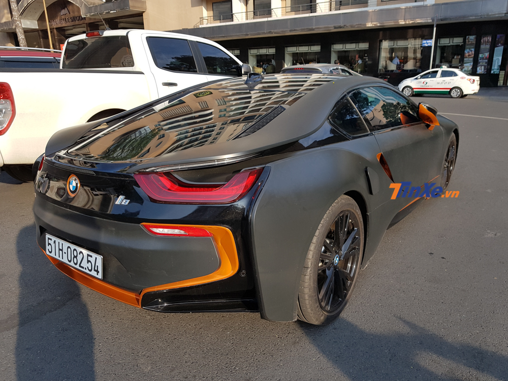 Chiếc xe thể thao BMW i8 n&agrave;y c&oacute; vẻ như mới t&igrave;m thấy chủ nh&acirc;n n&ecirc;n đ&atilde; được đăng k&yacute; biển số đầu 51H
