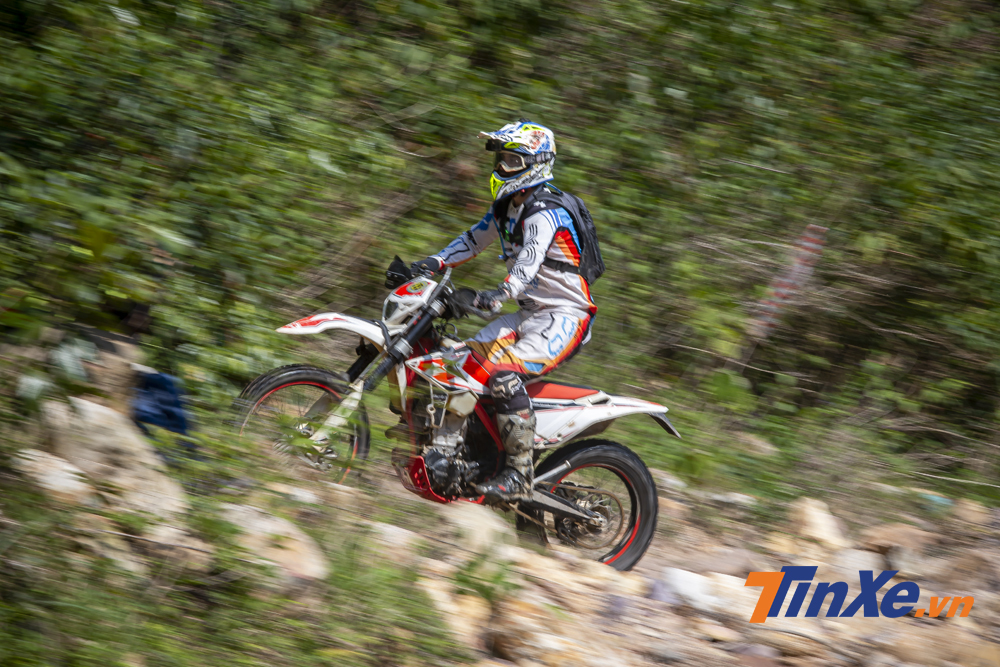 Yếu tố hấp dẫn kh&aacute;c của bộ m&ocirc;n c&agrave;o c&agrave;o Enduro c&ograve;n nằm ở tốc độ khi m&agrave; c&aacute;c tay đua lu&ocirc;n cố gắng đẩy giới hạn của bản th&acirc;n l&ecirc;n để c&oacute; thể đạt được th&agrave;nh t&iacute;ch tốt nhất.