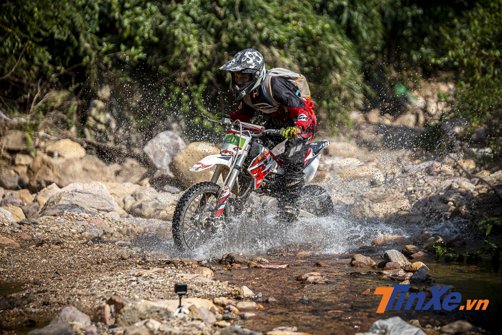 C&oacute; thể n&oacute;i rằng, bộ m&ocirc;n c&agrave;o c&agrave;o Enduro kh&ocirc;ng phải một m&ocirc;n thể thao d&agrave;nh cho số đ&ocirc;ng nhưng bất kỳ ai nếu được xem c&aacute;c vận động vi&ecirc;n thi đấu th&igrave; sẽ cảm nhận được nhiều cảm x&uacute;c đa dạng kh&ocirc;ng thua k&eacute;m g&igrave; khi xem c&aacute;c giải đua như MotoGP hay Formula1.
