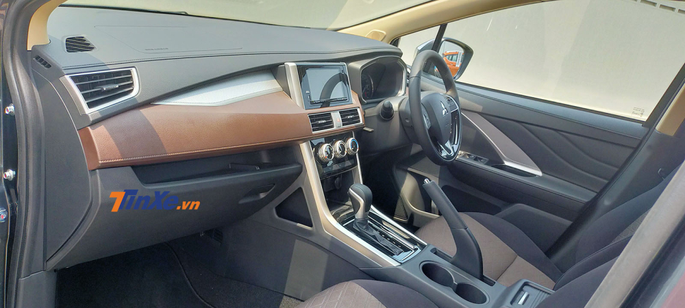 Cách phối màu nội thất của Mitsubishi Xpander Cross 2020 giống với người anh em Nissan Livina 2019