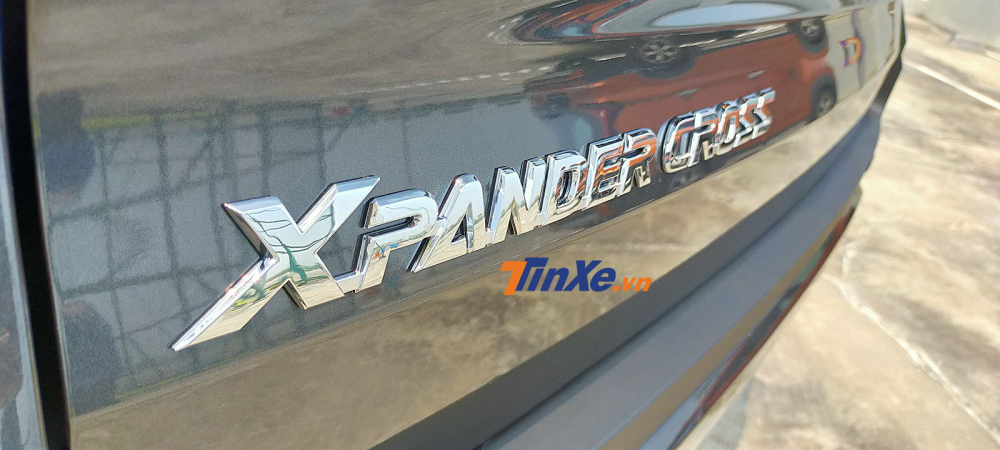 Logo Xpander Cross trên cửa cốp sau