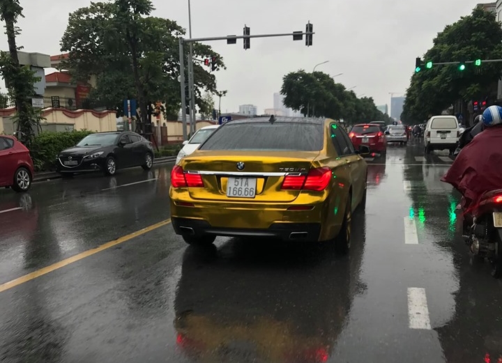 BMW 7-Series biển tứ qu&yacute; 6 di chuyển tại H&agrave; Nội với ngoại thất mạ v&agrave;ng g&acirc;y ch&uacute; &yacute;