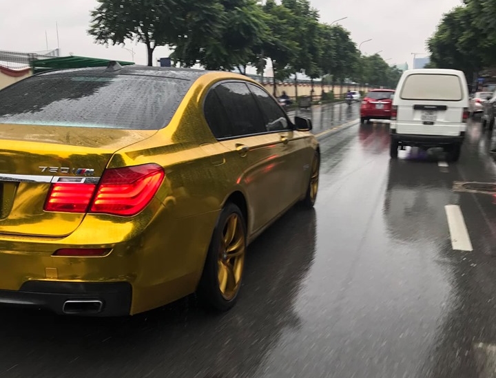 Ngay cả bộ m&acirc;m của xe cũng được mạ v&agrave;ng bằng đề-can