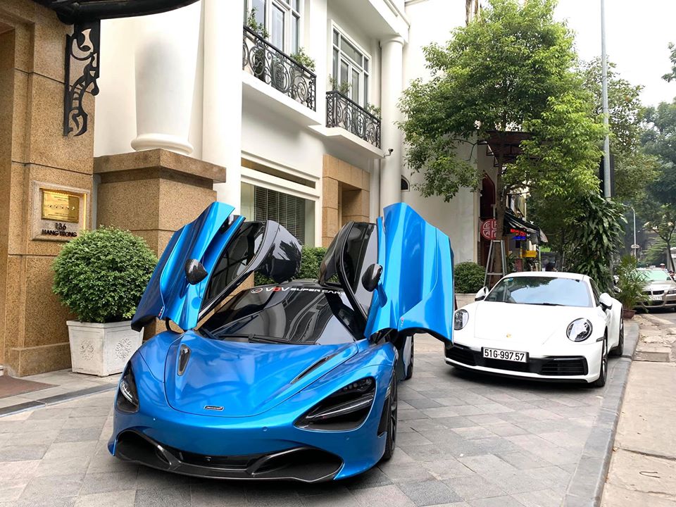 McLaren 720S m&agrave;u xanh n&agrave;y do trưởng đo&agrave;n Car Passion điều khiển v&agrave; Cường Đ&ocirc;-la c&ugrave;ng vợ l&aacute;i Porsche 911 Carrera S 2020