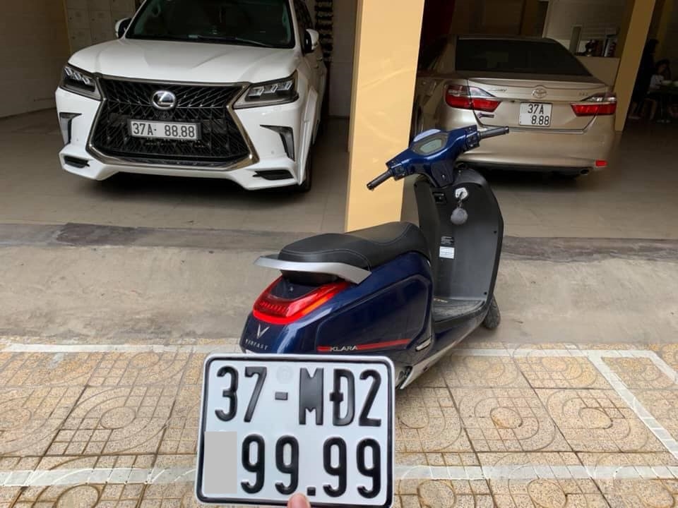 Vinfast Klara biển Vinfast Klara biển tứ quý 9 chung nhà cùng Lexus LX570 tứ quý 8 và Toyota Camry biển tam hoa 8 ở Nghệ An