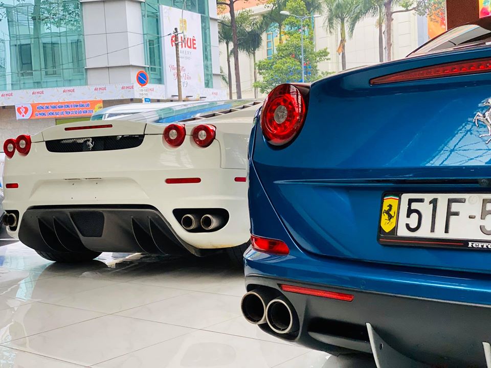Ferrari F430 Coupe v&agrave; Ferrari California T n&agrave;y từng định cư c&ugrave;ng nhau tại v&ugrave;ng n&uacute;i M'Đrắk