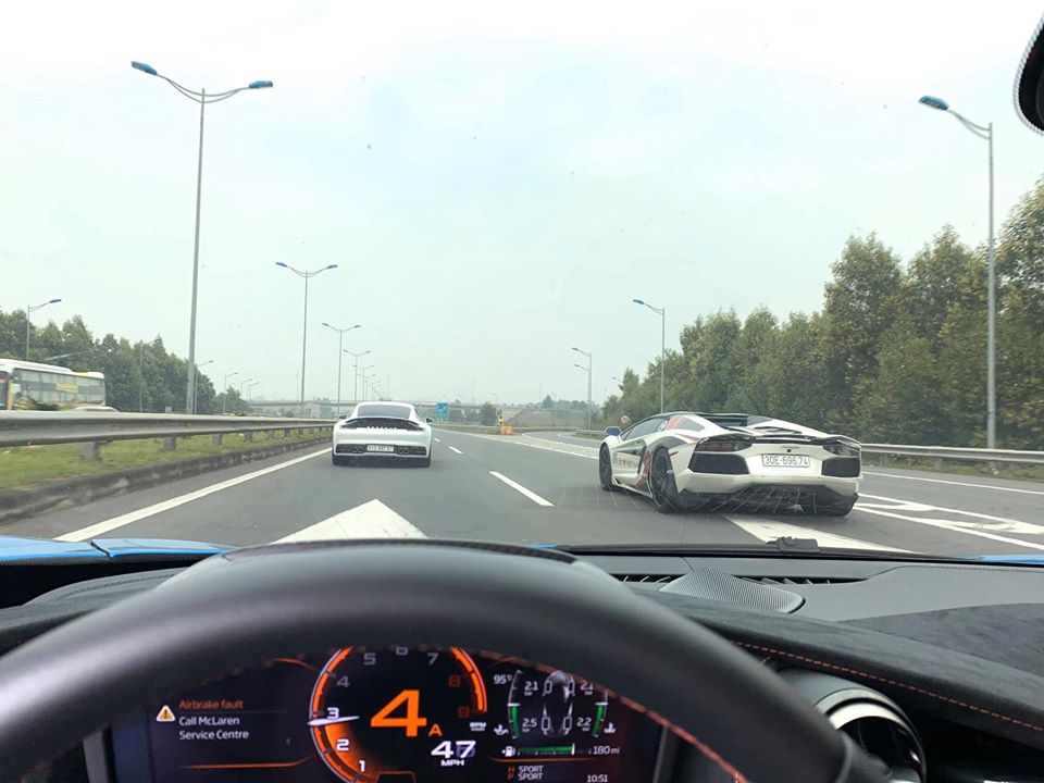 Tr&ecirc;n đường di chuyển từ H&agrave; Nội đi Sapa, đo&agrave;n xe n&agrave;y c&ograve;n c&oacute; th&ecirc;m Lamborghini Aventador LP700-4 mui trần g&oacute;p vui