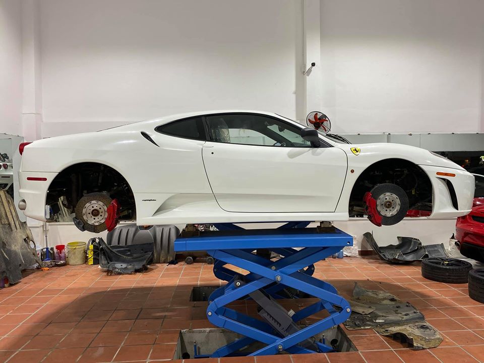 Chiếc si&ecirc;u xe Ferrari F430 n&agrave;y đang được l&agrave;m đẹp lại sau nhiều năm &iacute;t được sử dụng