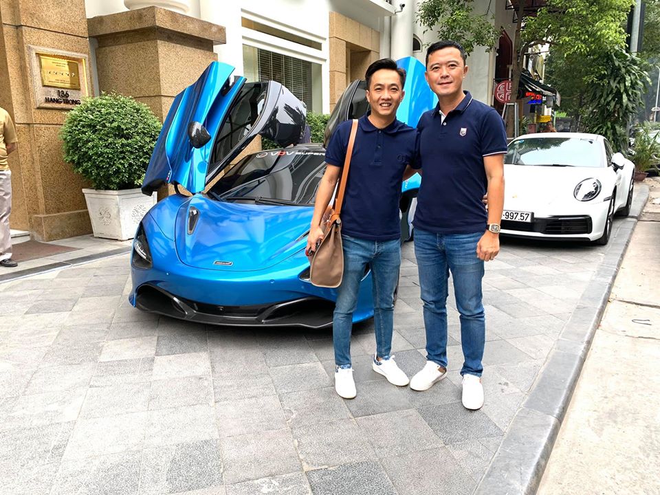 Cường Đ&ocirc;-la v&agrave; trưởng đo&agrave;n Car Passion 2019 trước giờ xuất ph&aacute;t đi Sapa