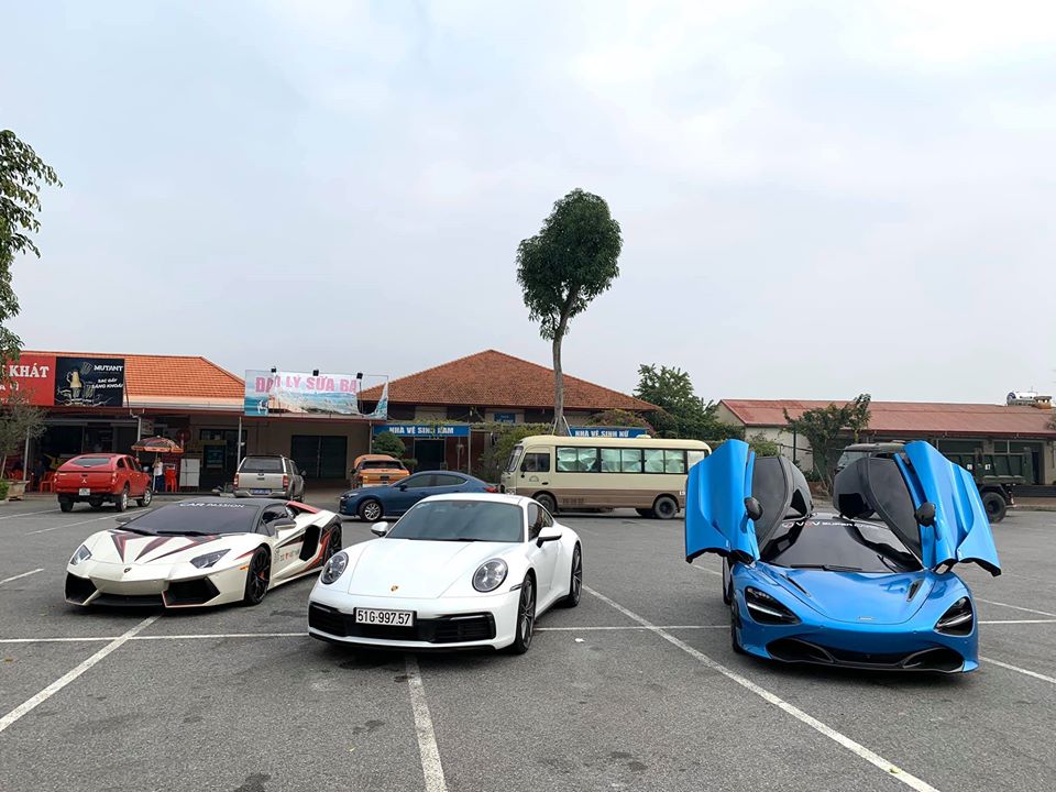 Từ tr&aacute;i sang phải l&agrave; Lamborghini Aventador LP700-4 mui trần, Porsche 911 Carrera S 2020 v&agrave; McLaren 720S
